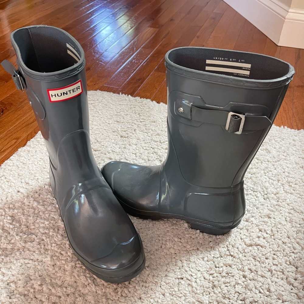 Grey shirt glossy Hunter Boots